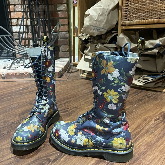 Dr. Martens flowers boots, women’s size 6 US flower print. Original. - Picture 8 of 11